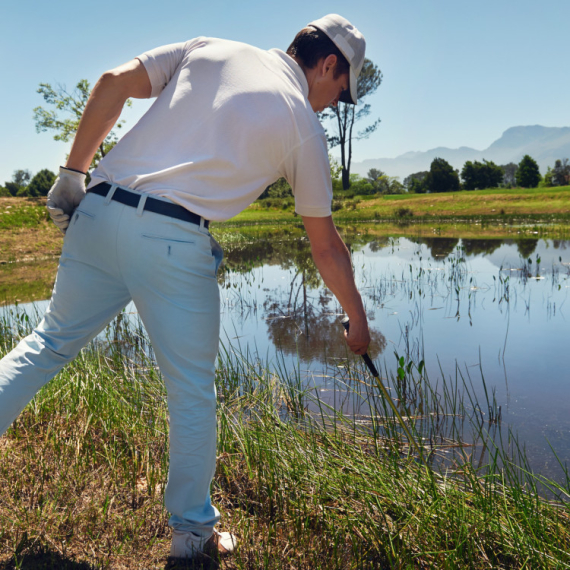 Zamahnuo je da udari golf lopticu, a iza ga je vrebala OPASNA ZVER! Svi su ostali bez daha, gledajući ovaj JEZIVI PRIZOR