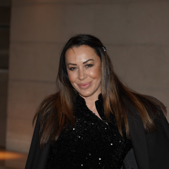 Romana Panić držala PICERIJU: Pevačica otkrila kako su ljudi reagovali kada su je ugledali IZA PULTA!