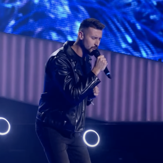 "Kao GPT da peva"; "Ja ti nikad ne bih dala bakšiš" Dobio je MNOGO KRITIKA, a opet izašao sa 6 pozitivnih glasova