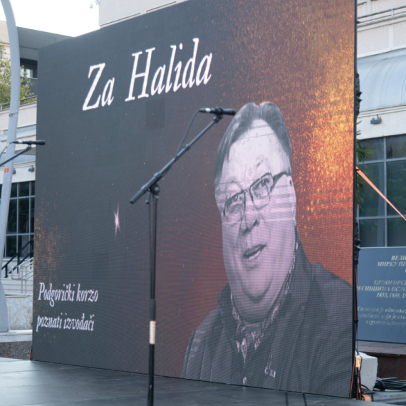 Hanki Paldum POZLILO NA SKUPU HALIDU BEŠLIĆU: Održala govor, pa joj se slošilo: Svi joj pritrčali u pomoć