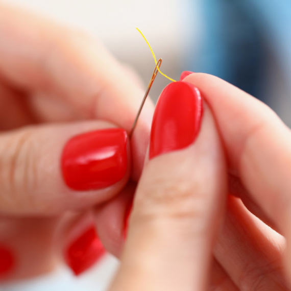 Trik zlata vredan: Evo kako da najlakše provučete konac kroz iglu (VIDEO)