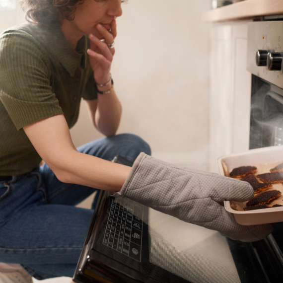 8 načina kako da eliminišete MIRIS ZAGORELOSTI iz kuhinje!