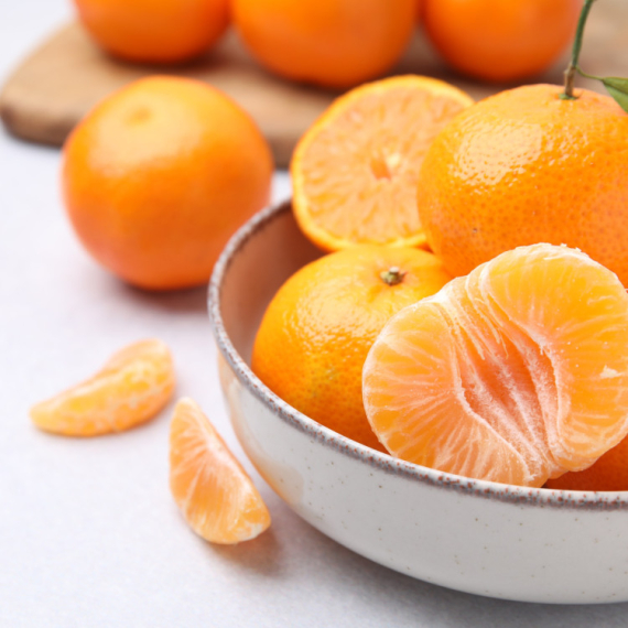 Kako najbrže OLJUŠTITI MANDARINE: Zaboravite na uobičajen način, dva jednostavna TRIKA su mnogo bolja opcija