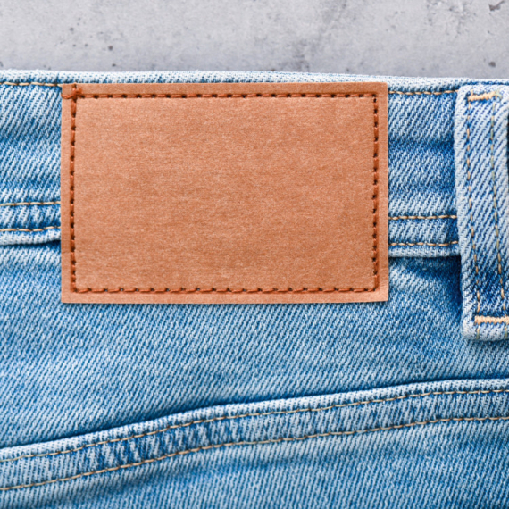 Zašto farmerke pozadi imaju KOŽNU ETIKETU? Malo ko zna šta joj je prava svrha!