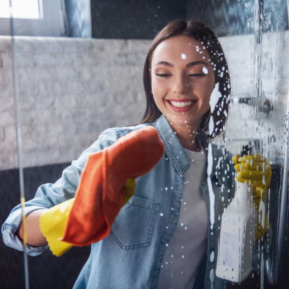 Otkriven "magičan" trik za čišćenje tuš kabine - ljudi ODUŠEVLJENI: "Ovo je genijalno" (VIDEO)