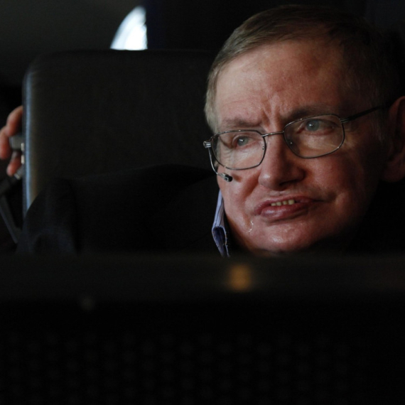 Stiven Hoking je bio jedan od najvećih umova, iza sebe je ostavio OGROMAN NAUČNI DOPRINOS, a njegova predviđanja za budućnost su ZAPANJUJUĆA