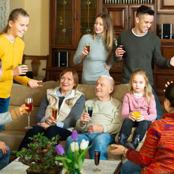 Uskoro kreće sezona SLAVA! Evo šta bi trebalo svakom horoskopskom znaku da odnesete kao poklon - vino nije jedina opcija!