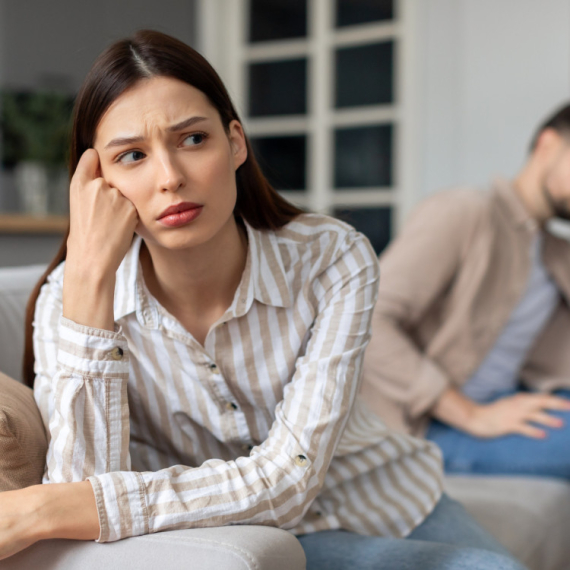 Prepoznajte znake! Evo kako se ponaša svaki horoskopski znak kada počne da razmišlja o RASKIDU VEZE