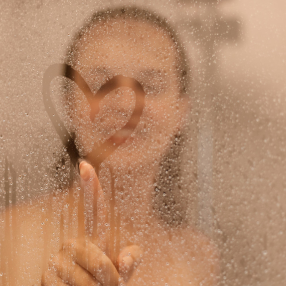 Kosa, lice ili stomak? Ono što prvo operete kada se TUŠIRATE otkriva da li ste vatreni u KREVETU