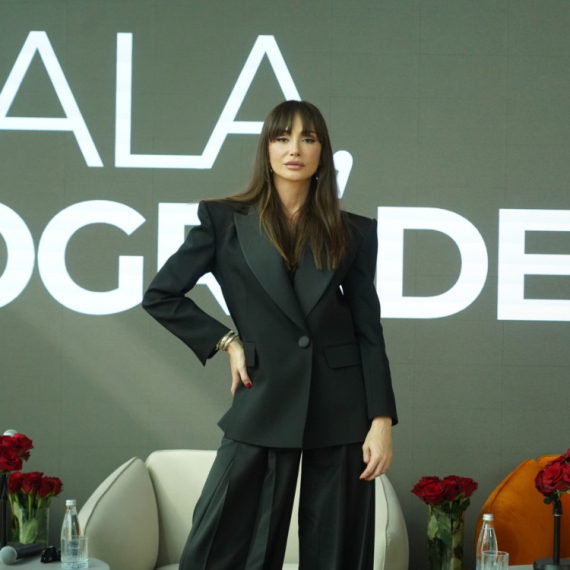 Dino Merlin joj je govorio da NE TREBA DA SE BAVI PEVANJEM! Mnogi ne znaju KAKO su zapravo izgledali muzički počeci Emine Jahović