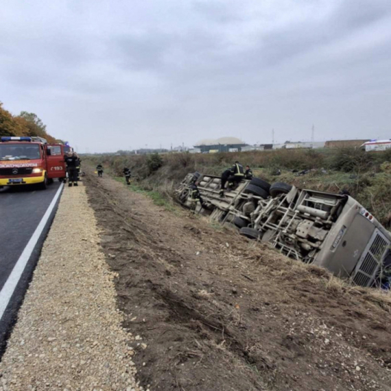 Teška nesreća kod Sremske Mitrovice: Prevrnuo se autobus pun putnika - ima mrtvih