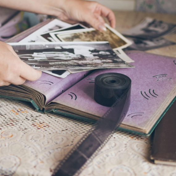 “Ne mogu da je gledam istim očima” Pronašla je majčin TAJNI ALBUM SA SLIKAMA, a ono što je videla ju je potpuno SLOMILO