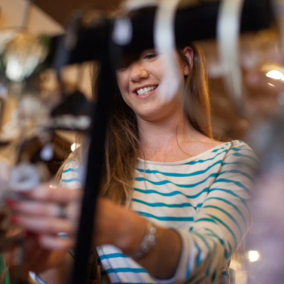 Kupila je minđuše u prodavnici polovne robe, a onda dobila IZNENAĐENJE ŽIVOTA - ovako nešto nije mogla ni da sanja