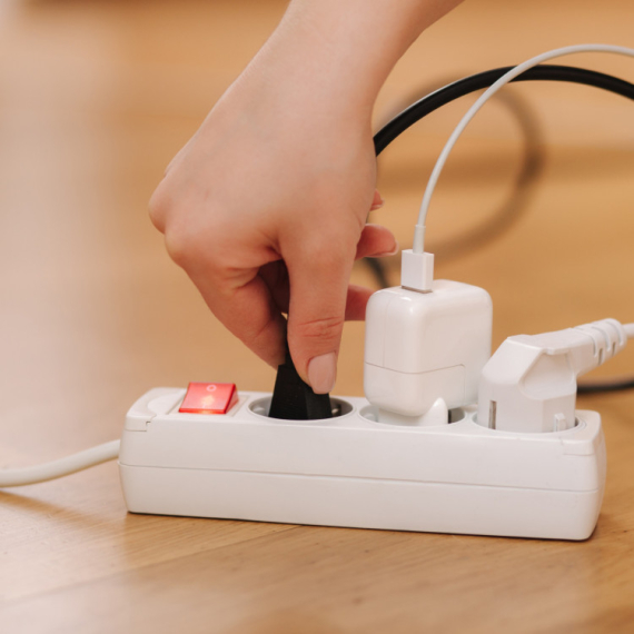 3 uređaja koja NIKAKO ne bi trebalo da uključujete na produžni kabl - može biti IZUZETNO OPASNO