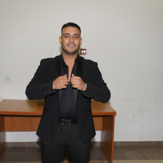 Darko Lazić ponovo SEO ZA VOLAN - pevač poručio: "Je l' ja možda NE ZNAM DA VOZIM?"