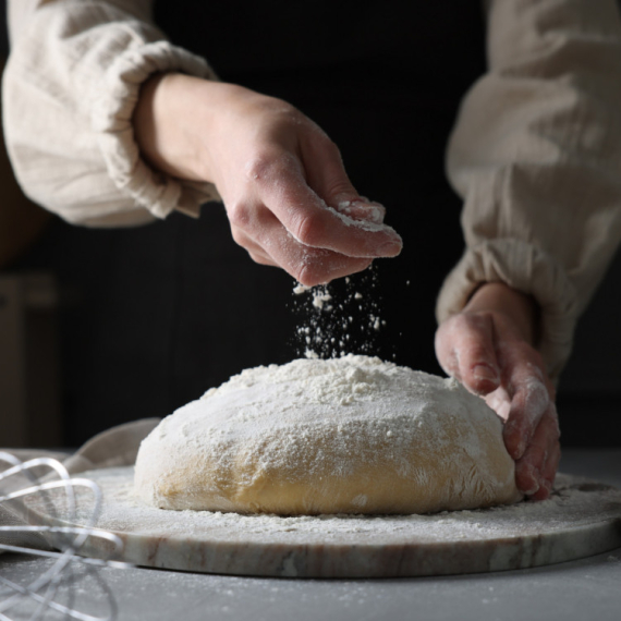 Znate li KOJE BRAŠNO je najzdravije? Ako pazite na GLUTEN, stručnjak savetuje HELJDINO, a daje i odličan recept za DOMAĆI HLEB!