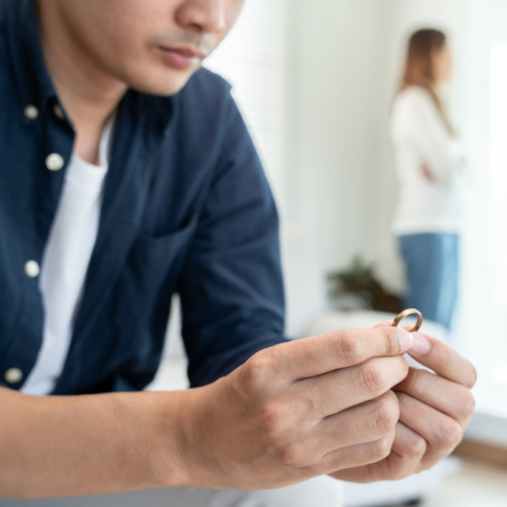 5 razloga zbog kojih treba da budete na oprezu kada započinjete vezu sa RAZVEDENIM MUŠKARCEM