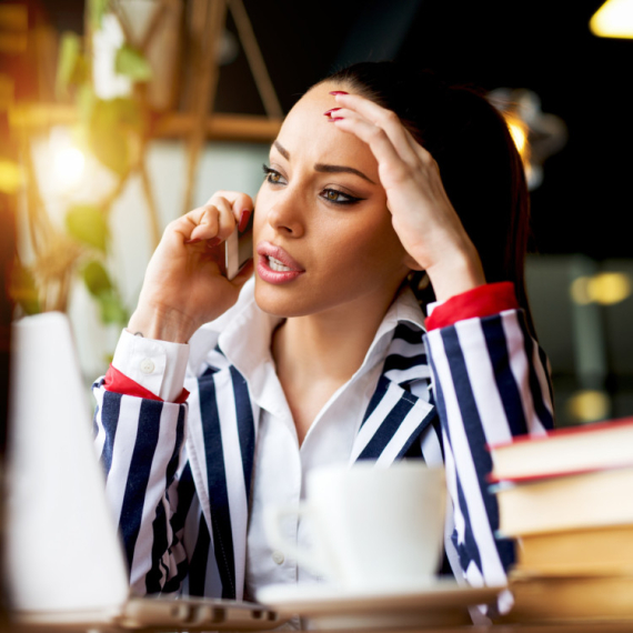 DNEVNI HOROSKOP ZA 22. OKTOBAR: Rakovi su OPTEREĆENI situacijom na poslu; Vage nemaju dovoljno vremena za PARTNERA, a Ribama dan donosi NERVOZU!