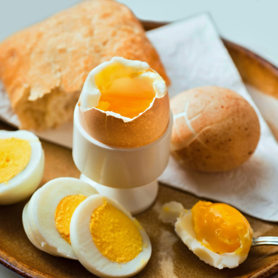 "VOLIM ŠTO SAM SIROMAŠAN" Influenserka pokazala kako se pravilno JEDE KUVANO JAJE u restoranu - sada je svi zafrkavaju! (VIDEO)