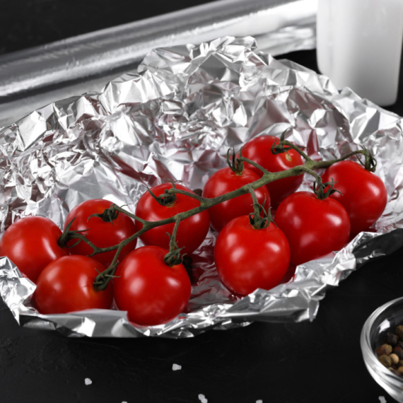 Zašto ALUMINIJUMSKA FOLIJA ima MAT I SJAJNU stranu i koju treba koristiti?