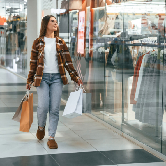 Primetila je da je ljudi ČUDNO GLEDAJU u prodavnici, a kada je prošla pored ogledala, imala je šta i da vidi (VIDEO)