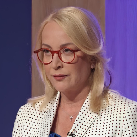 Ljubica proba Ivanovo jelo i odmahuje glavom: „Imamo još jedan problem...“