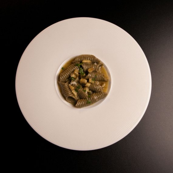 Garganele sa sotiranim srcem artičoke i kozjim sirom