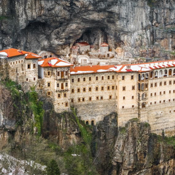 Čudo u steni Crne planine: Sveto mesto koje prkosi vremenu i gravitaciji (FOTO)