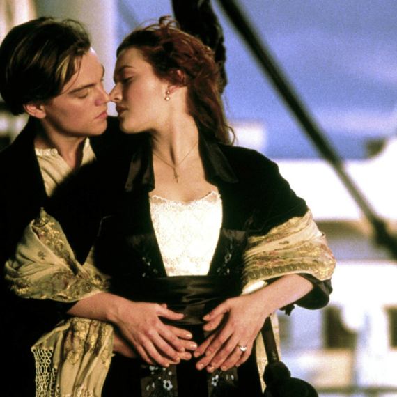 Čuvena scena POLJUPCA na Titaniku deluje kao ČISTA MAGIJA, a glumcima je bila PAKAO NA ZEMLJI: "Nisam mogla da dišem, Leo je stalno imao NAPADE..."