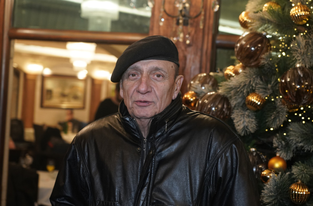 Pevača preticao CRNI DŽIP, a onda se POPREČIO ispred njega: Momci krenuli PREMA NJEMU, a pravi ŠOK je usledio kada je video o kome se radi