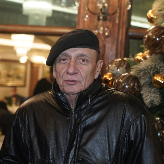 Pevača preticao CRNI DŽIP, a onda se POPREČIO ispred njega: Momci krenuli PREMA NJEMU, a pravi ŠOK je usledio kada je video o kome se radi