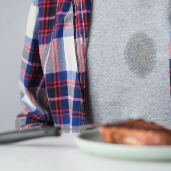 FLEKE OD ULJA KAO RUKOM ODNESENE! Ovako možete pomoću samo 2 sastojka spasiti odeću od masnih mrlja! (VIDEO)