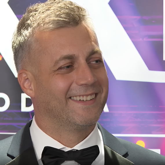 Ko se nalazi u PRVIM REDOVIMA na koncertima naših pevača?