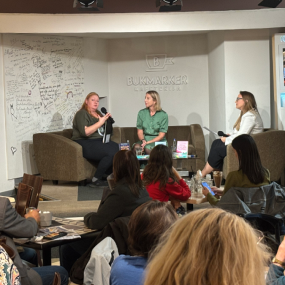 Laguna objava: Duhovito, toplo i dirljivo, baš kao i njene knjige - u knjižari Delfi SKC održano književno veče bestseler autorke Dženi Kolgan