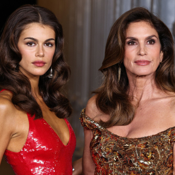 Sindi Kraford i Kaja Gerber na crvenom tepihu: Majka i ćerka izgledaju KAO BLIZNAKINJE (FOTO)