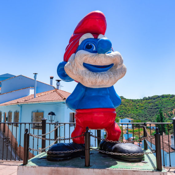 Da li ste znali da se u Evropi krije "selo Štrumpfova"? Tokom šetnje možete "sresti" Štrumpfetu, pa čak i GARGAMELA! (FOTO)