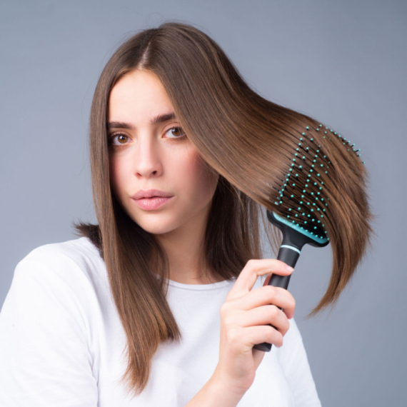 Prljavija od daske WC-šolje: Evo zbog čega morate DUBINSKI OPRATI ČETKU ZA KOSU!