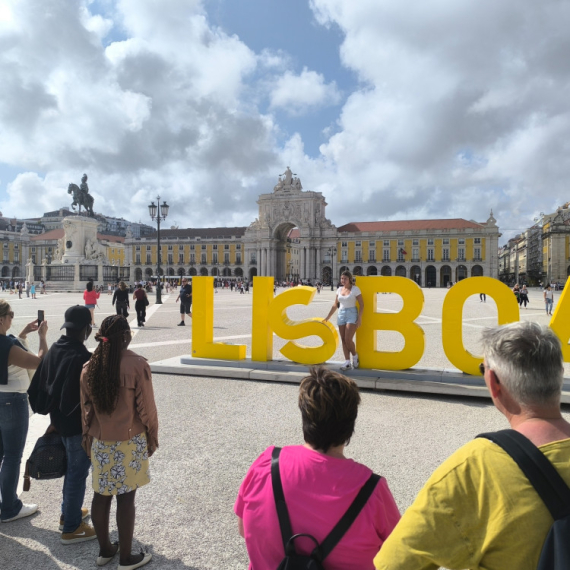 Hoćete da se slikate ispred nekog 3D natpisa grada, a ne želite da čekate u redu? Ova caka je SPAS, a fotke će vam biti NIKAD BOLJE! (VIDEO)