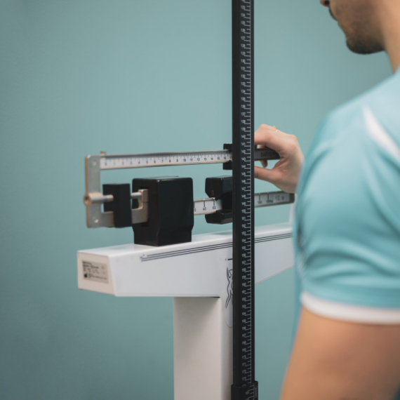 On je najviši pevač na estradi: Ovom visinom može da parira košarkašima