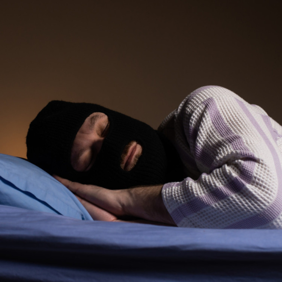 Provalnik OPLJAČKAO stan pa ZASPAO u njemu! Vlasnica ga je tako zatekla, a evo KAKO se sve završilo