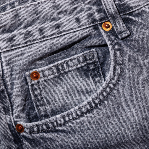 Znate li čemu služe metalni "dugmići" na džepovima farmerki?