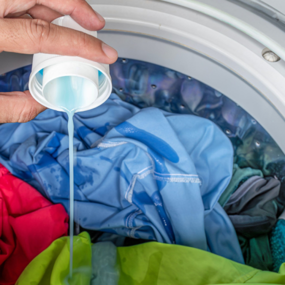 Kada je bolje veš prati tečnim, a kada praškastim deterdžentom? Profesionalci kažu da se držite ovih smernica