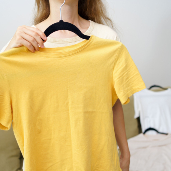 TRIK KOJI VAS OSLOBAĐA PEGLANJA - Sve što vam je potrebno jeste KOCKICA LEDA (VIDEO)