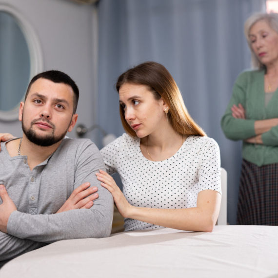 Deluje vam se da je vaš partner MAMIN SIN? Evo šta vam je činiti