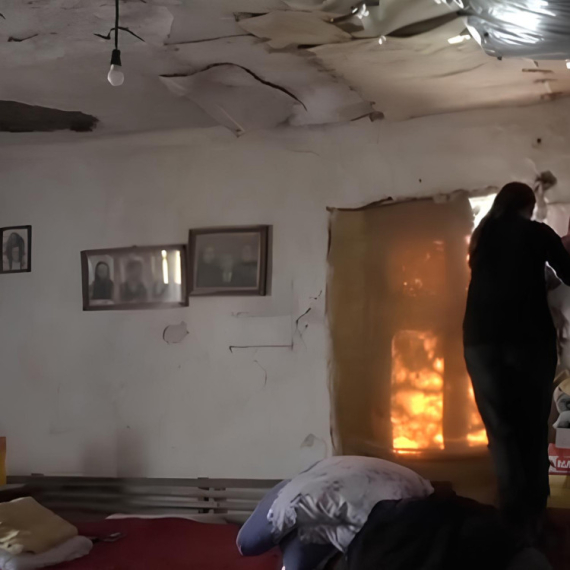 JEDVA SKLAPAJU KRAJ S KRAJEM! Žive u kući staroj VIŠE OD 100 GODINA bez stakala na prozorima, plafon PADA, ulaze PACOVI, a zimi su ODSEČENI od sveta!