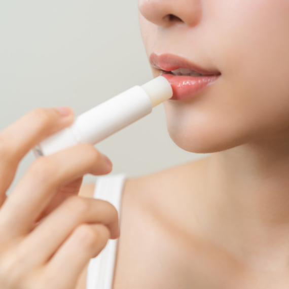 Budite iskreni - Da li ste zavisni od BALZAMA ZA USNE? Ako prepoznate OVO PONAŠANJE kod sebe, vreme je za promene