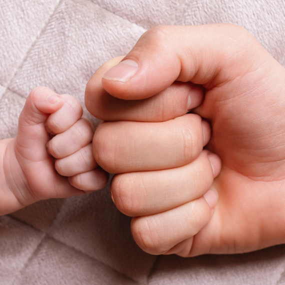 ČAK JE ZBUNIO I LEKARE! Ovaj čovek ima NAJVEĆE RUKE I ŠAKE na svetu - zadirkivali su ga da je Popaj, a OVAKO se nosio sa različitošću