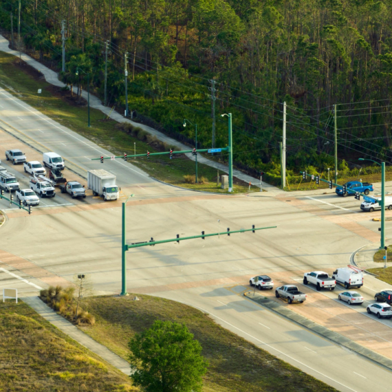 Ovo je OSNOVNO ZNANJE, a mnogi vozači se zbune! Znate li KO ima prvenstvo na ovoj raskrsnici? (VIDEO)