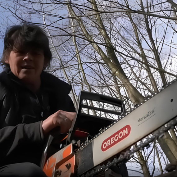 "Meni je lakše da obaram NAJVEĆA STABLA u šumi, nego da KUVAM i da budem u kuhinji" Gordana je jedina žena DRVOSEČA u Toplici!