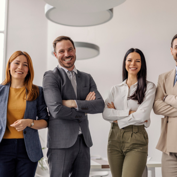 Šta način na koji PREKRŠTATE RUKE govori o vama?